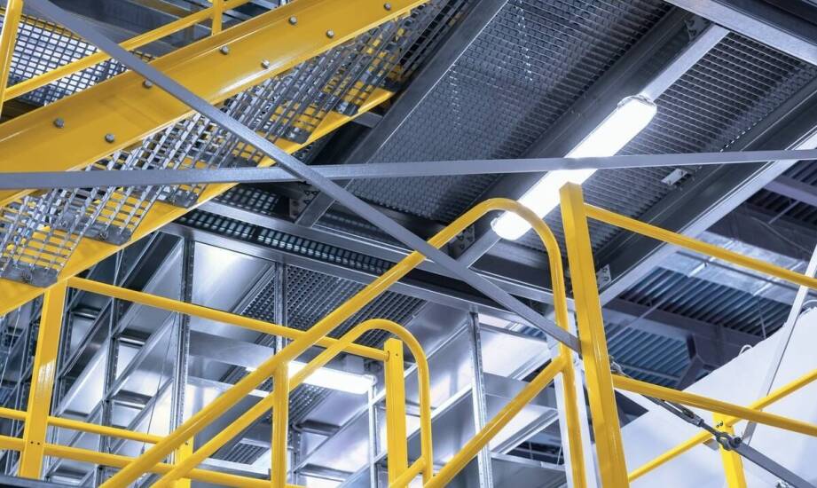 Jakie normy bezpieczeństwa spełniają drabiny?