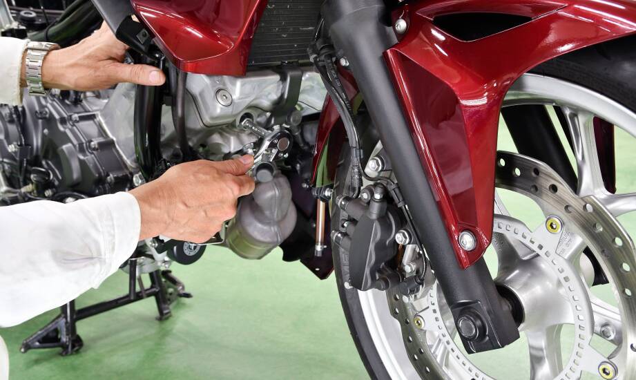Dlaczego warto regularnie sprawdzać układ hamulcowy w motocyklu?