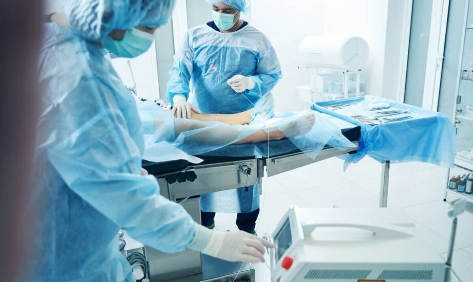 Jakie nowoczesne materiały stosuje się w implantach piersi?