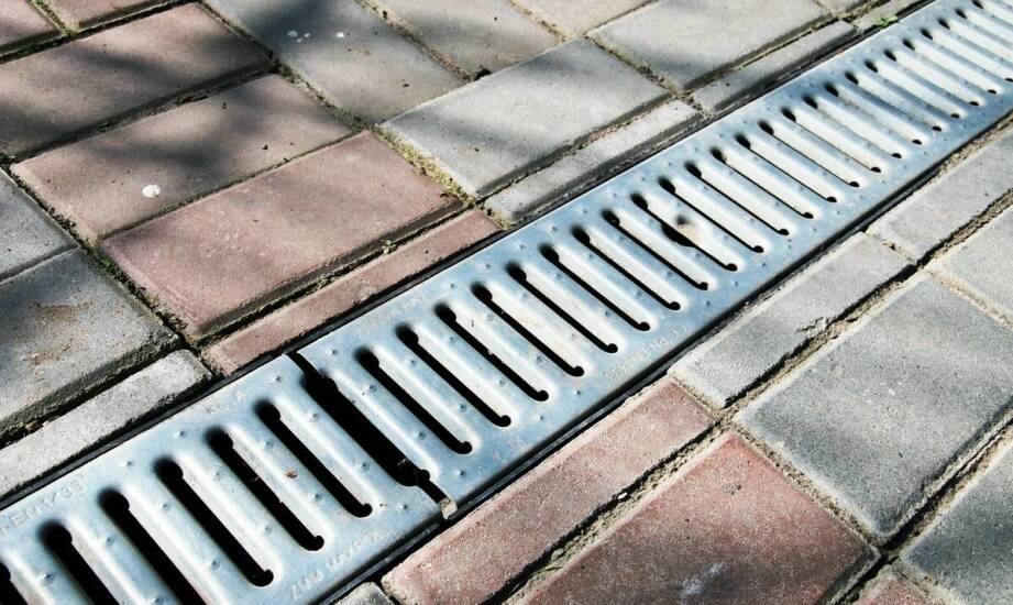 Korytka betonowe w systemach odwadniających – jakie mają zastosowanie?