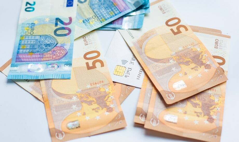 Porady dla turystów: jak korzystnie wymienić euro przed wyjazdem?