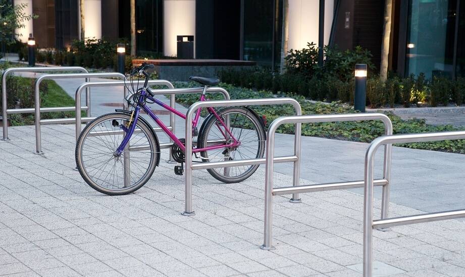 Jak stalowe stojaki rowerowe wspierają zrównoważony transport?