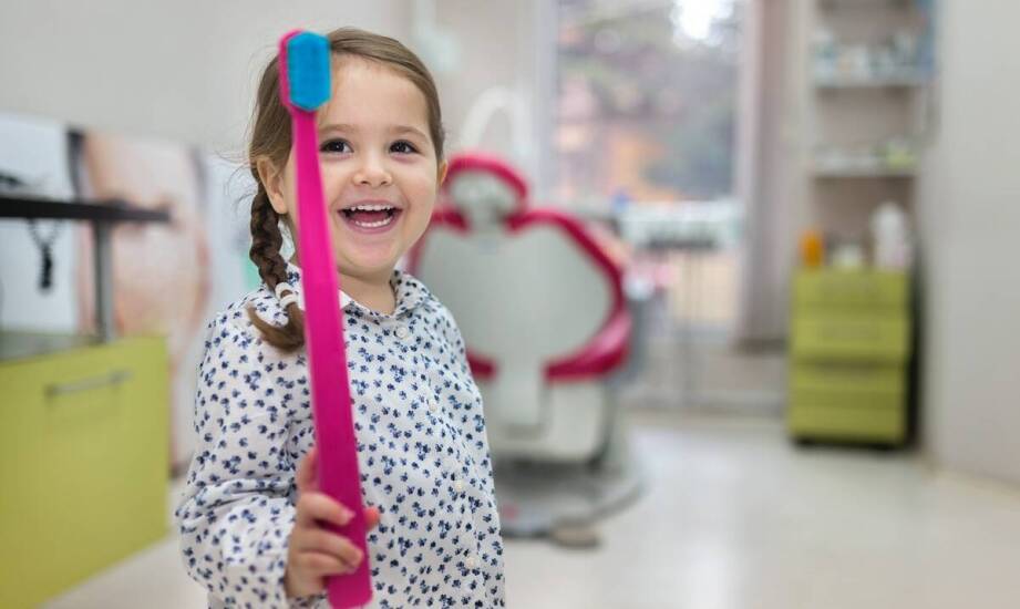W jaki sposób dentysta dba o zdrowie zębów dzieci?