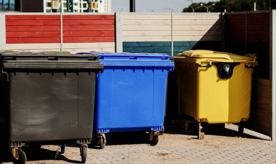 Plastikowe pojemniki na odpady a kontenery na śmieci budowlane – co wybrać?