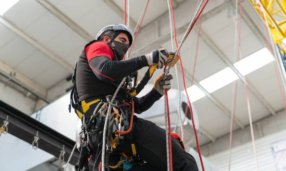 Jak ekipa alpinistyczna radzi sobie z trudnodostępnymi miejscami?