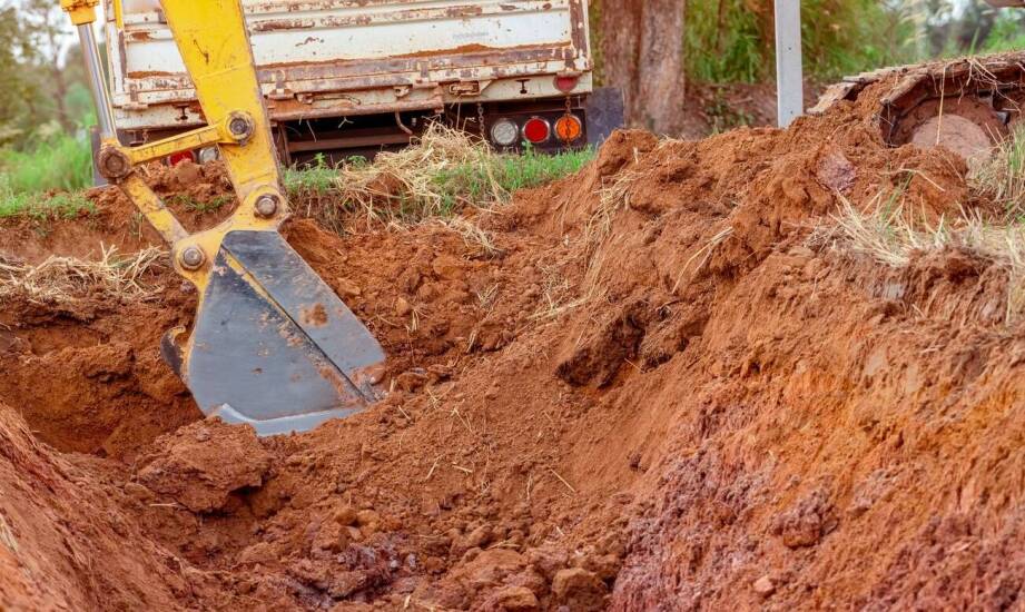 Jakie usługi koparko-ładowarką są niezbędne przy budowie infrastruktury ogrodowej?