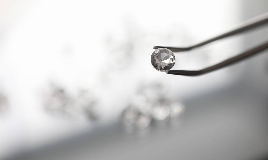Zakład pogrzebowy a tworzenie diamentów pamięci – jak powstają te wyjątkowe pamiątki?