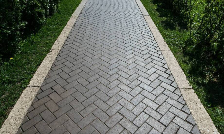 Wpływ ażurów betonowych na efektywność odprowadzania wody deszczowej