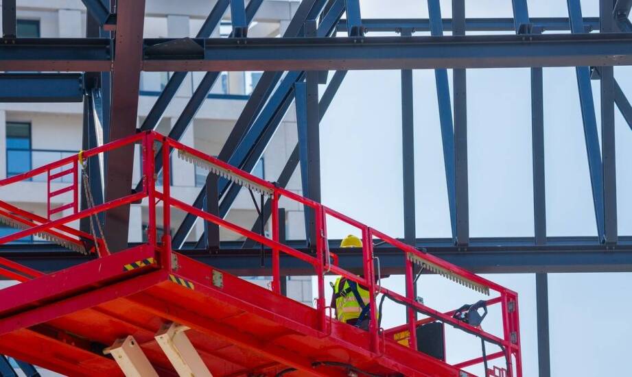 Ruchome podesty robocze – klucz do zwiększenia wydajności zespołów budowlanych