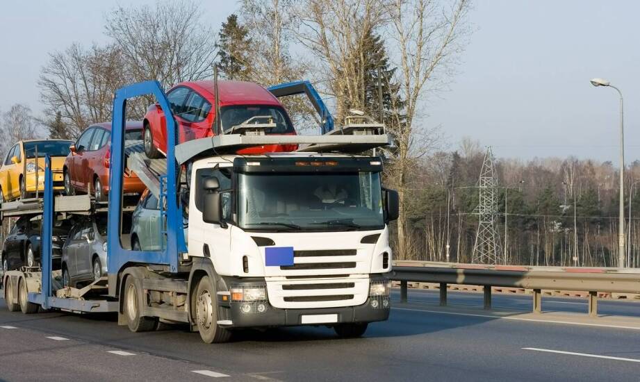 Jakie cechy wyróżniają lawety na 2 auta w transporcie pojazdów luksusowych?