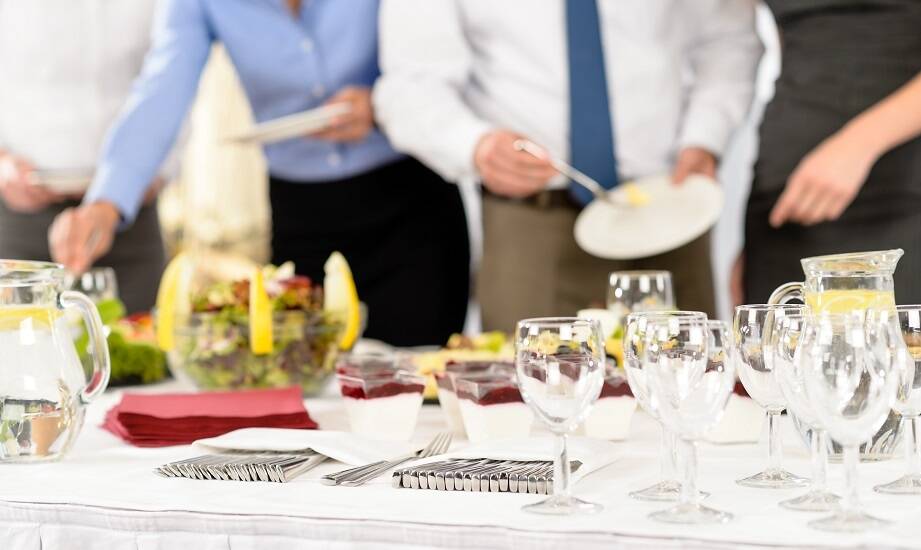 Jakie trendy kulinarne oferuje catering leżajsk na imprezach?