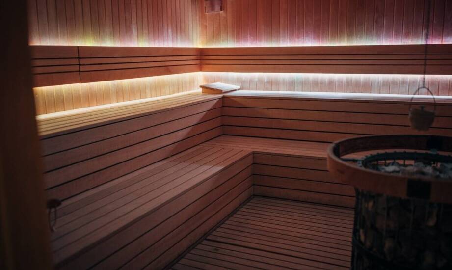 Sauna sucha i parowa – relaksacyjne udogodnienia w ośrodku wczasowym