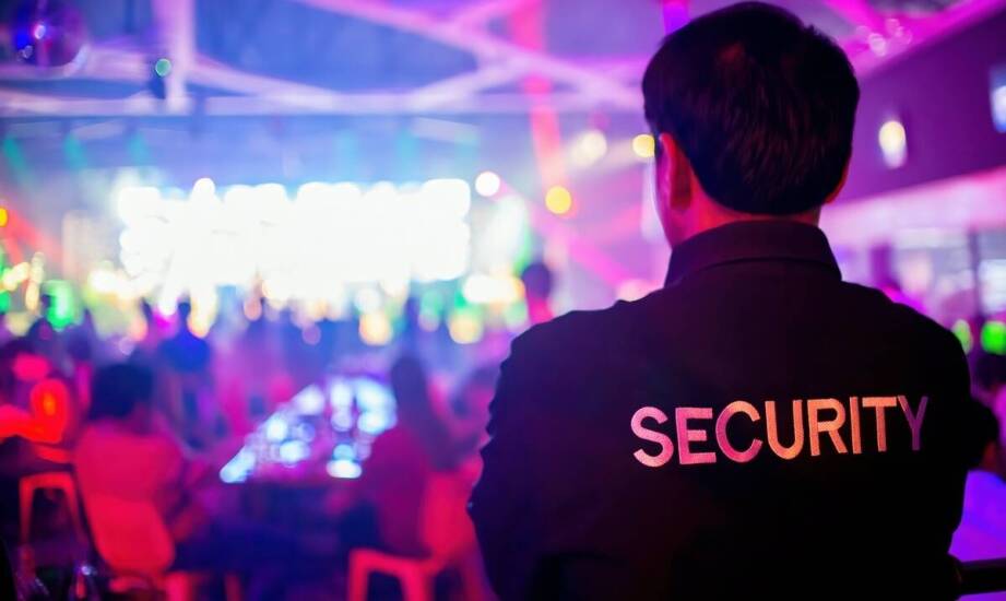 Personalizacja wieczoru kawalerskiego – współpraca z florystami i muzykami