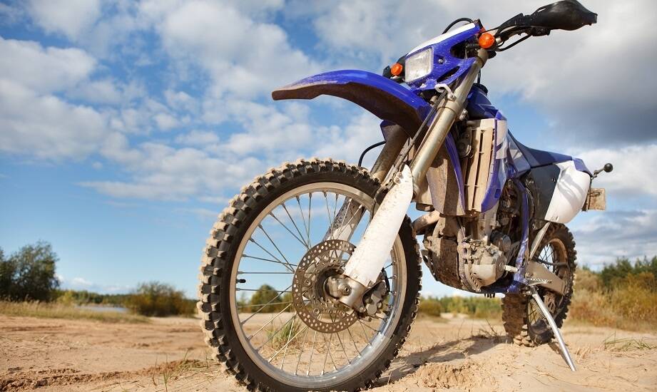 Czym różni się oklejanie motocykla crossowego od innych typów pojazdów?