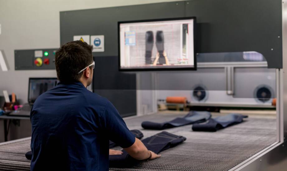 Wykorzystanie kolorystyki firmowej w projektowaniu odzieży roboczej z nadrukiem