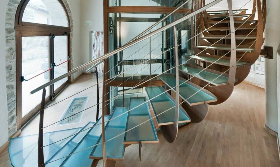 Jakie są kluczowe cechy schodów metalowych, które warto rozważyć?