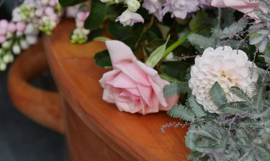 Wybór akcesoriów funeralnych w zakładzie pogrzebowym brody: trumny, urny, wieńce