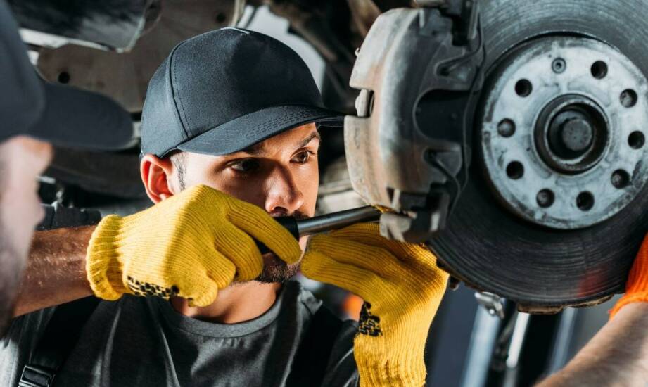 Naprawa układu hamulcowego: dlaczego warto zaufać doświadczonemu mechanikowi?