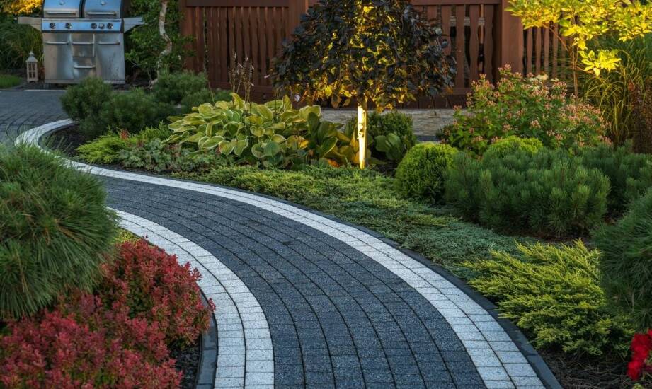 Jak bazalt wpływa na estetykę i funkcjonalność ogrodowych ścieżek?