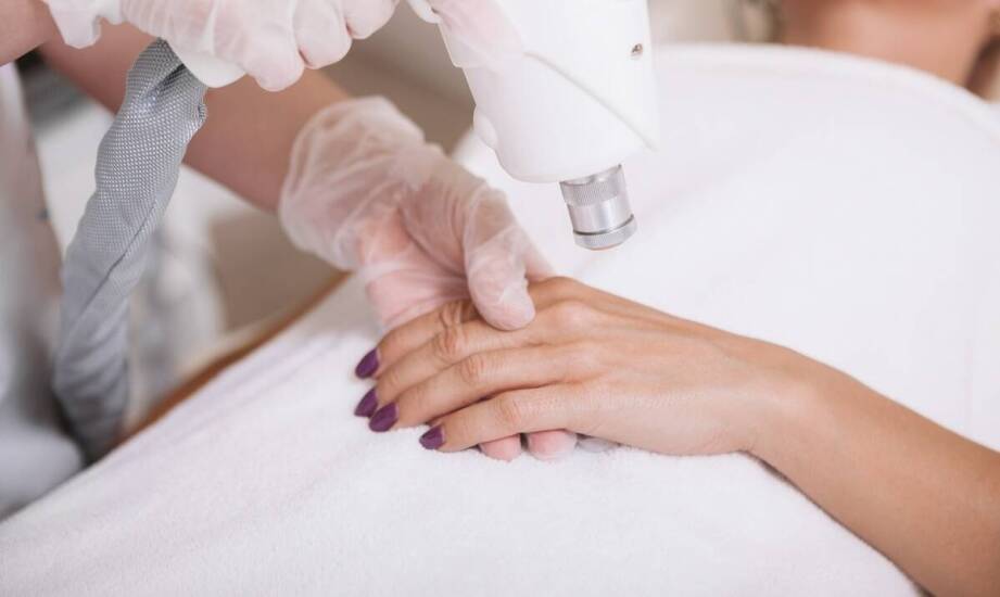 Jakie metody oferuje medycyna estetyczna na redukcję pypci pod pachami?