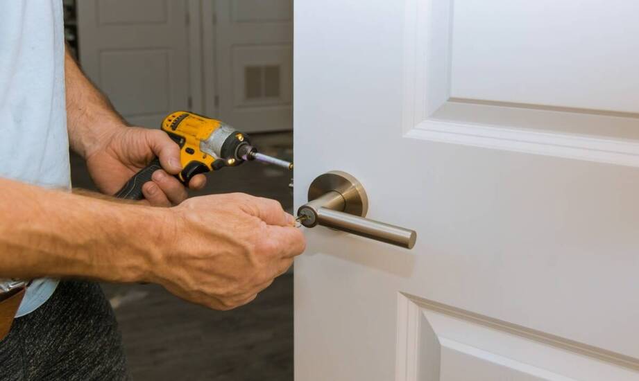 Bezpieczna regulacja zawiasów czopowych – co warto wiedzieć?