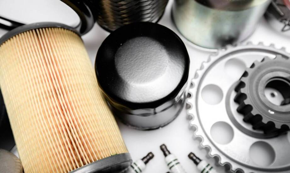 Jakie części zamienne do kosiarki są niezbędne dla profesjonalnych ogrodników?