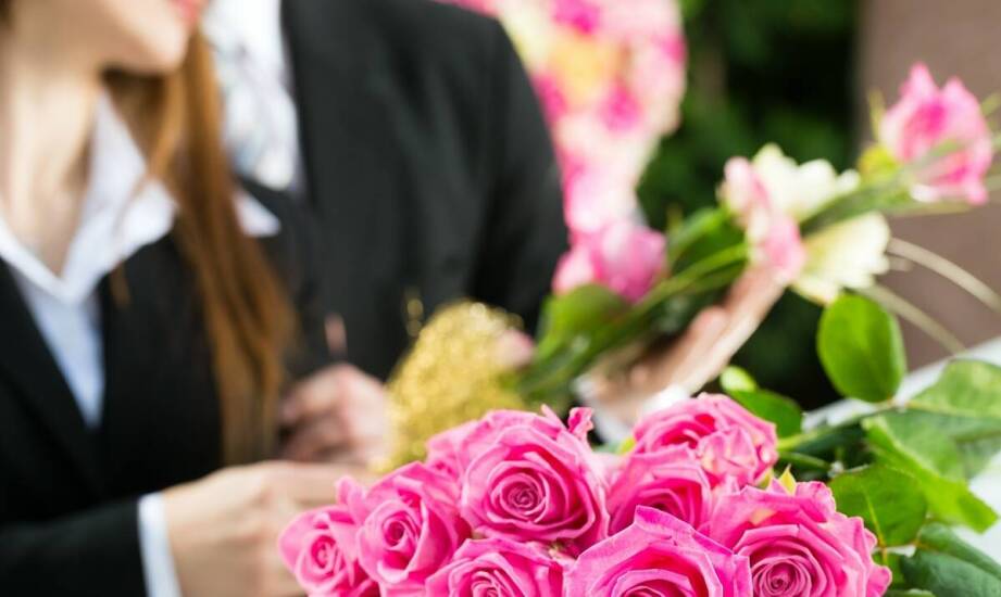 Jakie są różnice między ceremonią religijną a świecką w kontekście usług pogrzebowych?