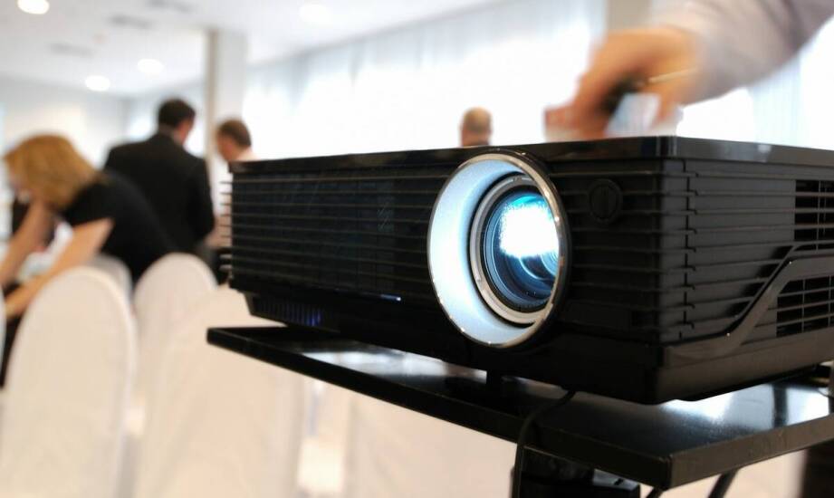 Jak zaaranżować przestrzeń na wydarzenia hybrydowe w centrum konferencyjnym?