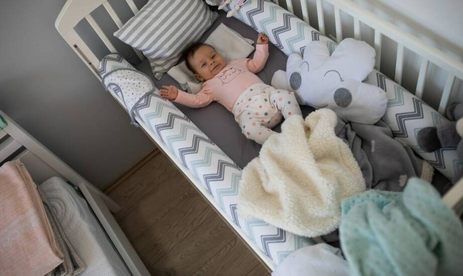 Czym wyróżnia się ręcznie szyta pościel dziecięca 100x135 z naturalnych tkanin?