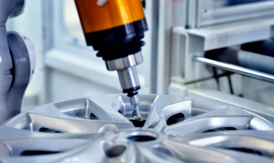 Jakie są różnice między samodzielną a profesjonalną regeneracją felg?