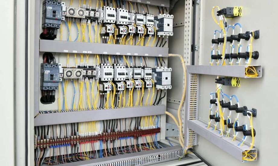 Jak styczniki wpływają na efektywność energetyczną w instalacjach przemysłowych?