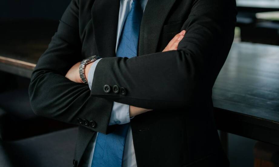 Jak łączyć eleganckie spódnice z bluzkami w dress code'ie biurowym?