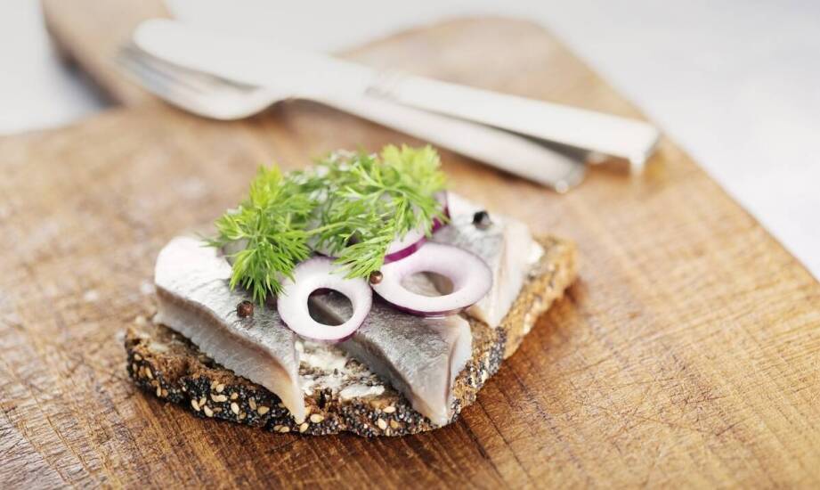 Śledzie solone jako źródło kwasów omega-3 – dlaczego są ważne?