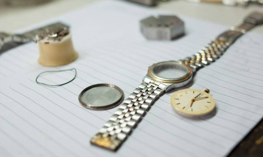 Jakie są różnice w cenach napraw zegarków naręcznych i wiszących?