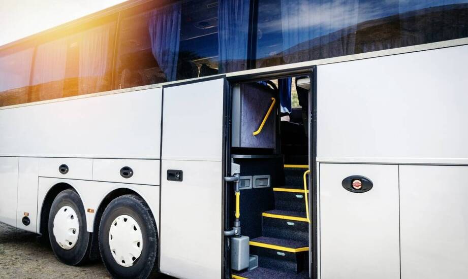 Dlaczego warto zdecydować się na wynajem autobusu na wesele z kierowcą?