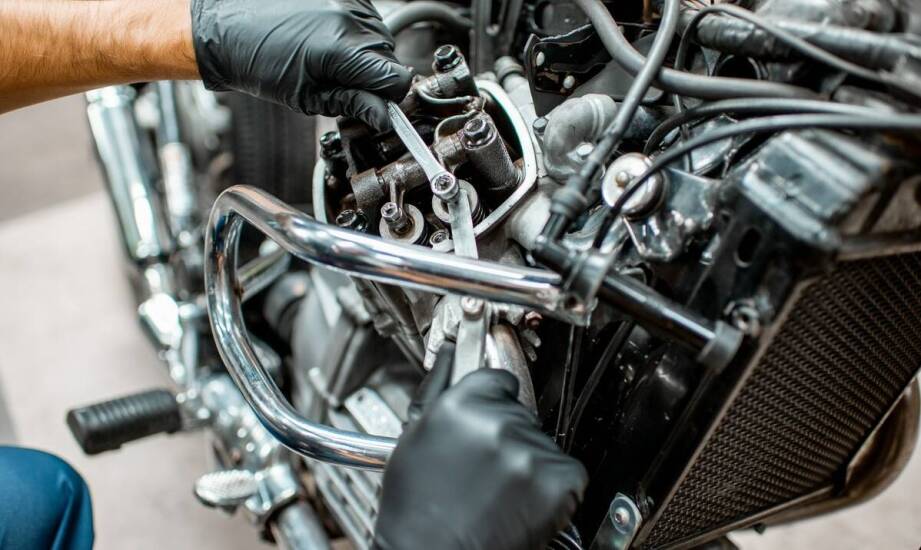 Jak sklep motocyklowy wspiera klientów w doborze odpowiednich części?