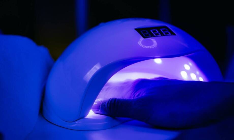 Fototerapia LED w redukcji przebarwień: korzyści stosowania dermalux lampy