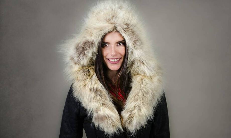 Futro naturalne z kapturem a trendy ekologiczne – co warto wiedzieć?
