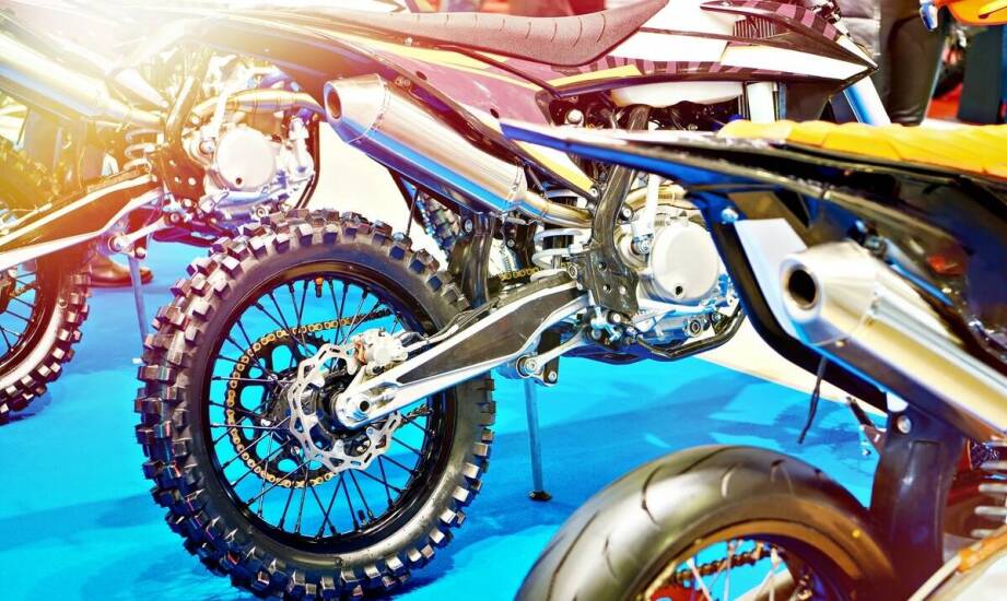 Bezpieczeństwo podczas transportu motocykli – jak zadbać o ładunek?