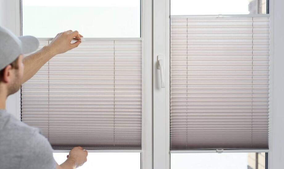 Roleta plisowana na okno łukowe – jak zapewnić komfort termiczny wnętrza?