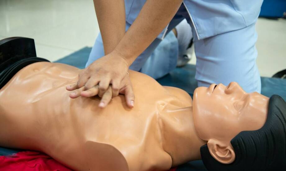 Jakie są najczęstsze błędy podczas używania defibrylatora?