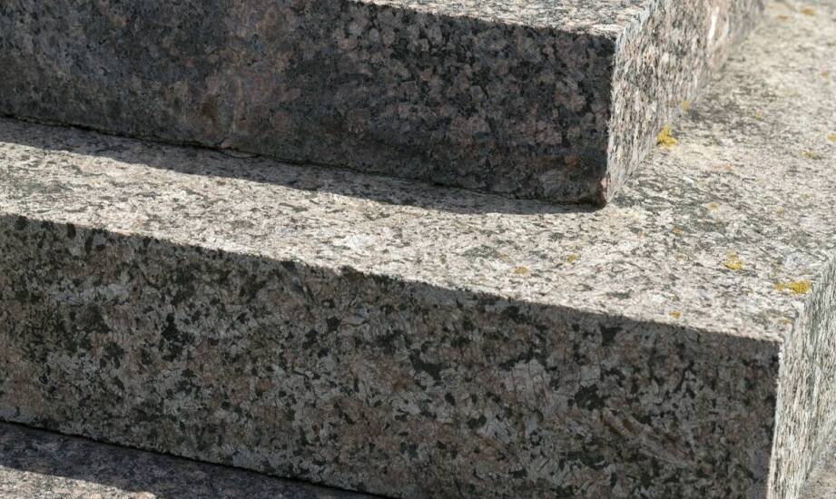 Posadzki kamienne zewnętrzne – inwestycja w długowieczność i elegancję