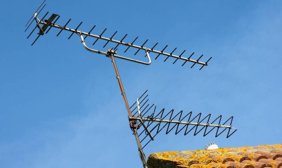 Jakie akcesoria są niezbędne do prawidłowego działania instalacji TV?