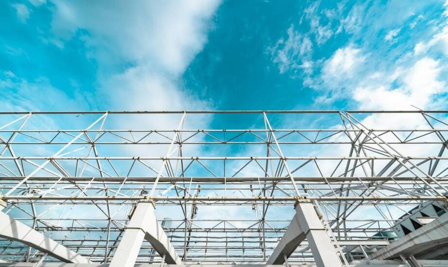Porównanie materiałów: aluminium kontra włókno szklane w produkcji masztów