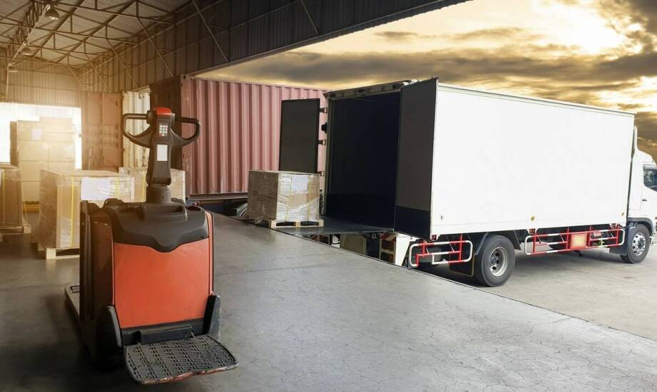 Jak podwójna obsada może pomóc w spełnianiu norm bezpieczeństwa w transporcie drogowym?