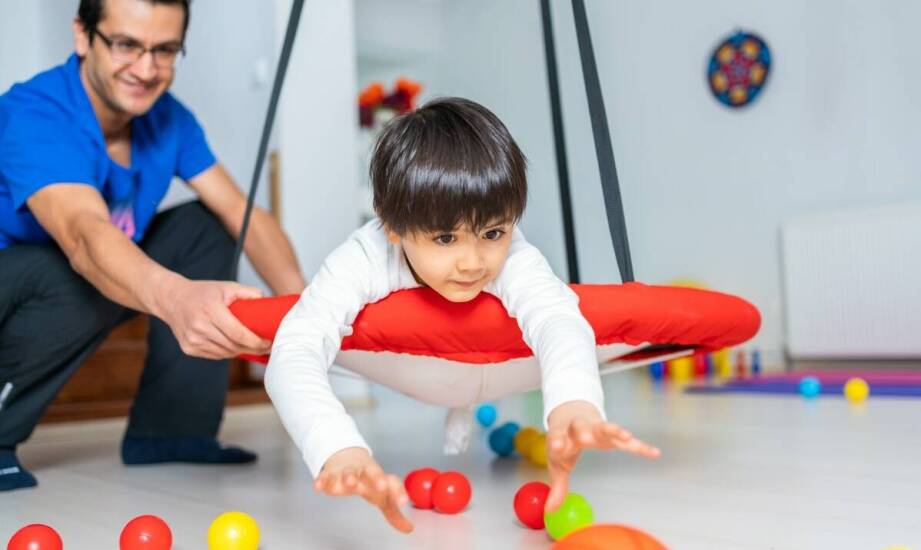 Jakie techniki stosuje fizjoterapeuta SI w pracy z dziećmi z zaburzeniami przetwarzania sensorycznego?