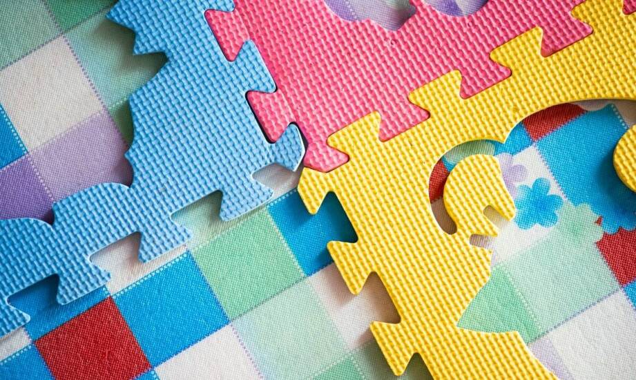 Puzzle pieski: jakie korzyści płyną z ich układania w grupie rówieśniczej?