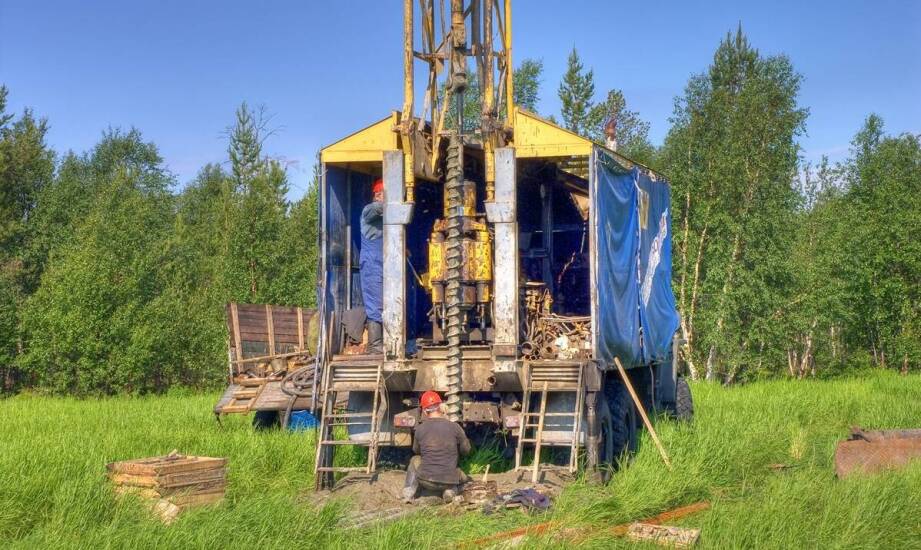 Jak wygląda proces obsypywania studni żwirem i dlaczego jest istotny?
