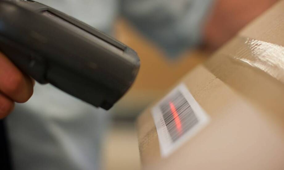 Tabliczki z kodami kreskowymi w przemyśle motoryzacyjnym – monitorowanie części i komponentów