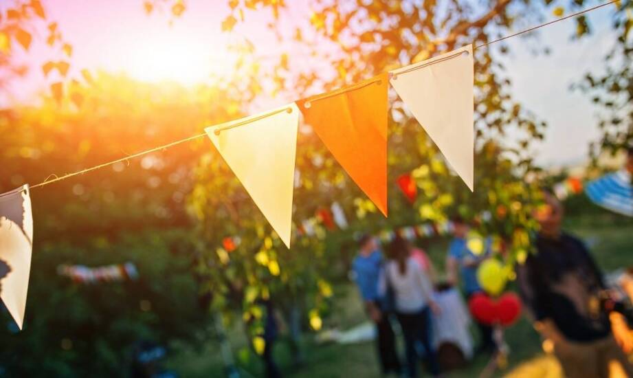 Jakie korzyści niesie ze sobą inwestowanie w parasole z logo firmy?